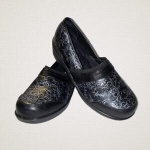 Easy Street NWOT Clogs Sz 10